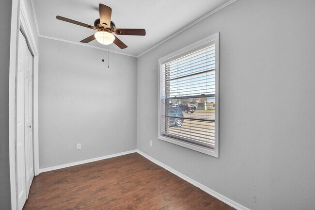 Building Photo - 1511 Broadmoor Dr
