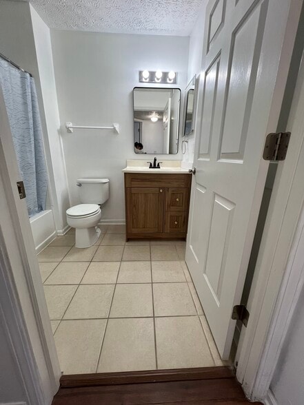 Full Hall Bathroom - 5588 Cypress Chase