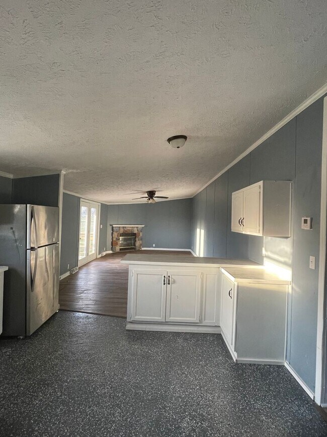 Building Photo - 4 bedroom, 2 bath doublewide trailer