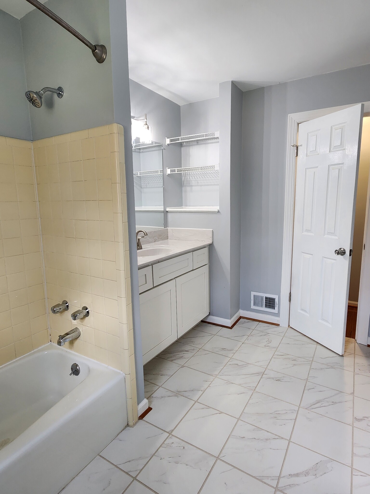 Hall bathroom - 1230 Dunham Ln