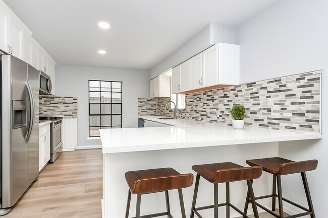 Building Photo - 6411 Hollow Oaks Dr