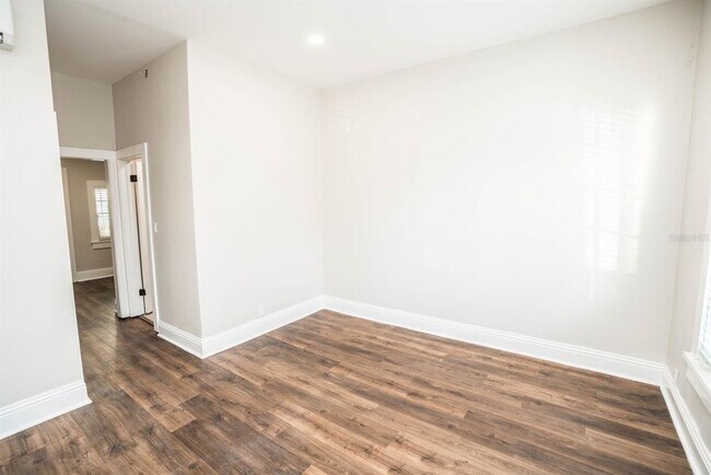 Building Photo - 1700 Park St N