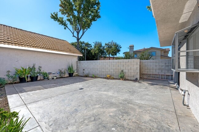 Building Photo - 2 Story dream home, 3 bedroom, 2 and 1/2 B...