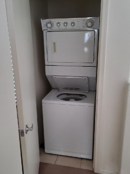 washer and dryer - 2401 E Rio Salado Pky