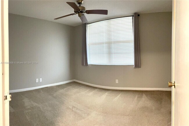 Building Photo - 250 Jacaranda Dr