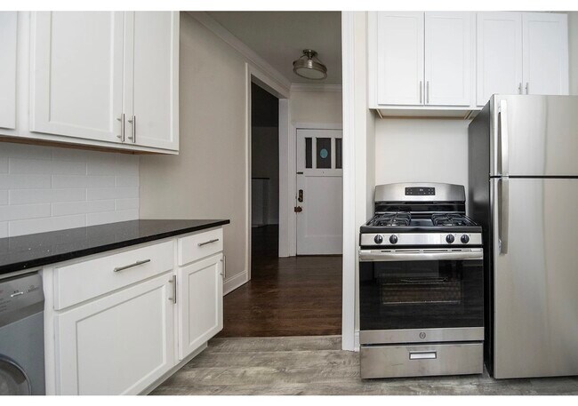 Building Photo - 1132 Maple Ave