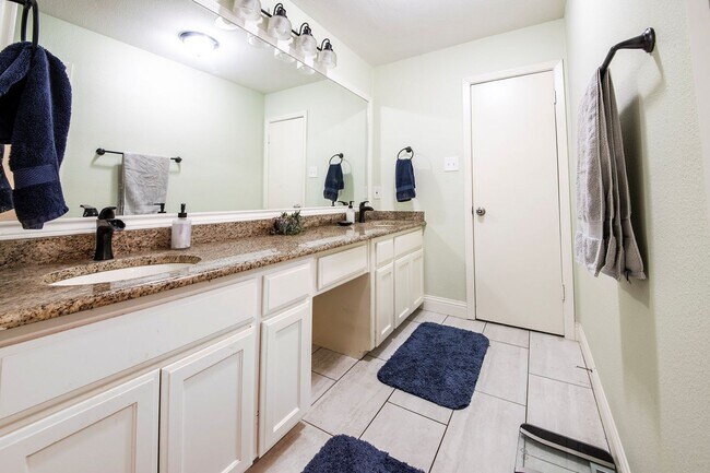 Building Photo - The Perfect Blend of Comfort, Style & Functionality in Ridglea Hills!