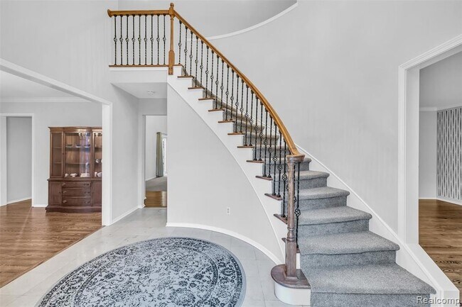 Building Photo - 45077 Roundview Dr