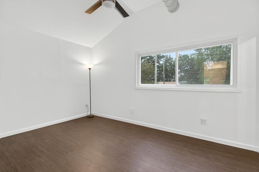 Building Photo - 837 Romney Ln