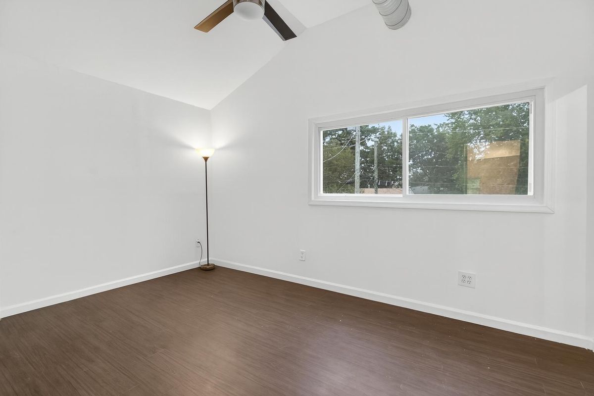 Building Photo - 837 Romney Ln