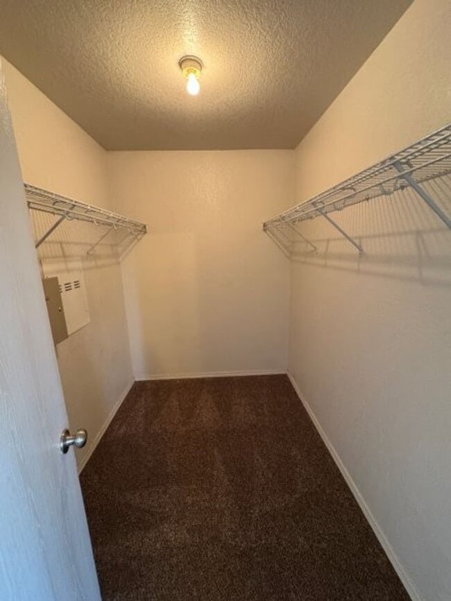 Building Photo - True 4 bed in Edmond, new carpet and paint!