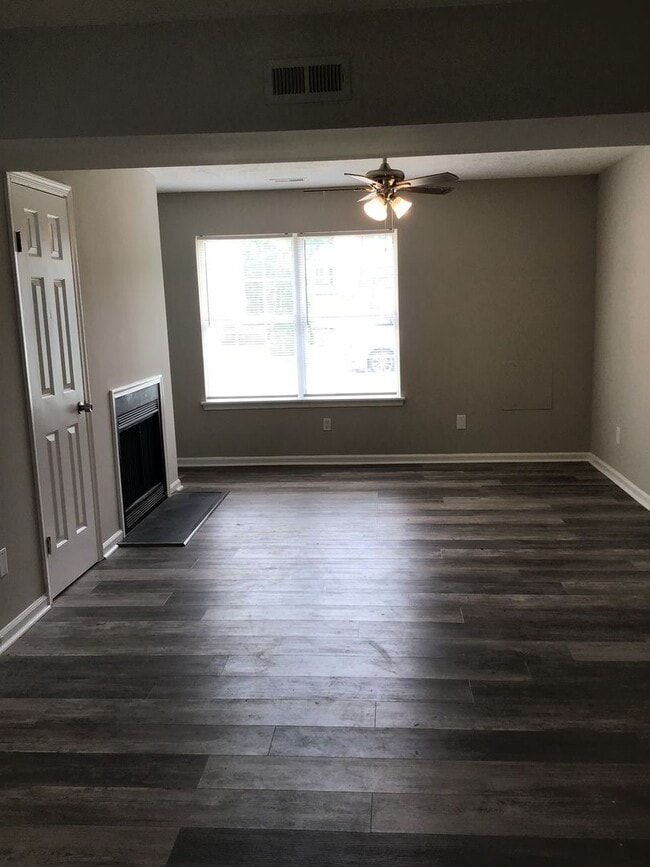 Building Photo - 3 Bed 1.5 Bath Townhome