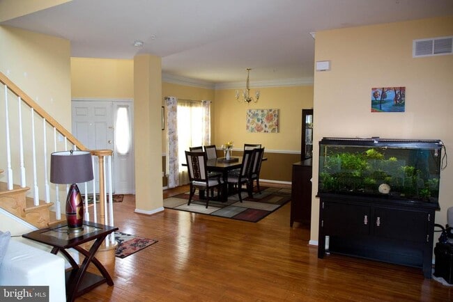 Building Photo - 211 Silverbell Ct
