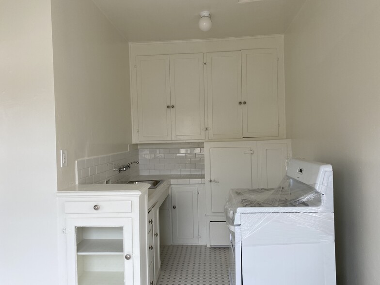 Gas stove and fridge - 545 S Hobart Blvd