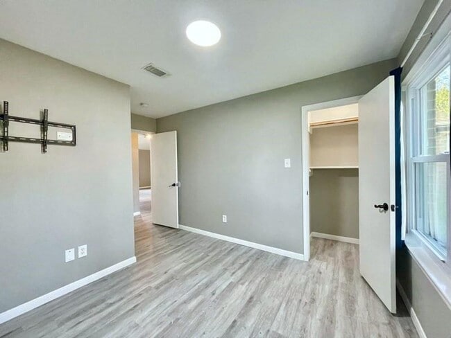 Building Photo - 6935 Creek Village Dr