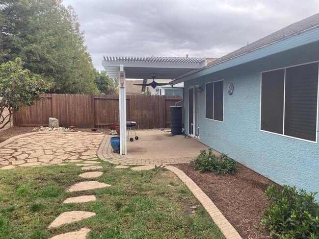 Building Photo - Available 8/1 - single level home in Lincoln