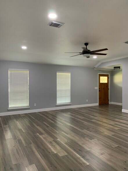 Building Photo - 8802 Sunny Point Dr
