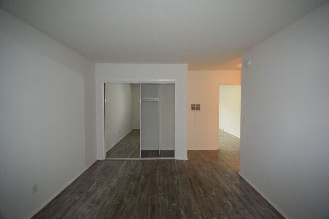 Building Photo - 14142 Victory Blvd