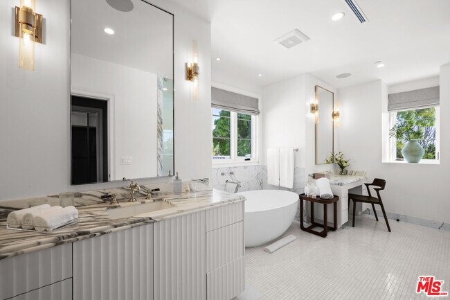 Building Photo - 616 N Alpine Dr