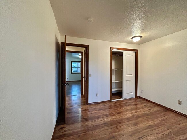 Building Photo - Timeless 5 Bed, 2.5 Bath Home - SW Beaverton