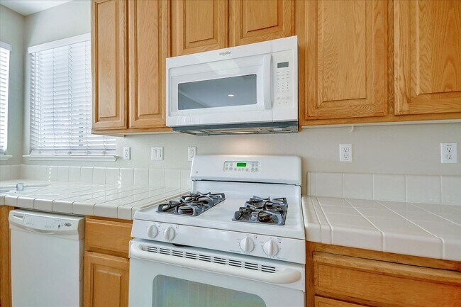 Building Photo - OPEN & SPACIOUS, 4 BEDROOM, 3 BATH 2 STORY...