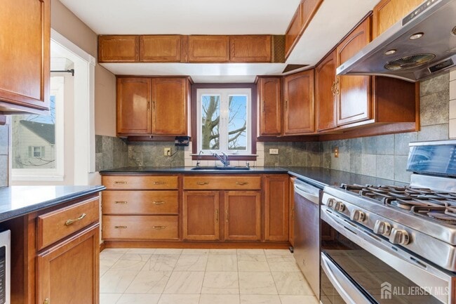 Building Photo - 6 Cherry St