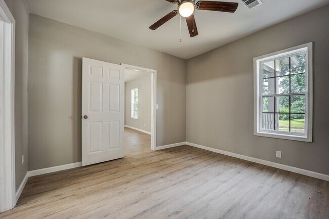 Building Photo - Freshly Updated 3 Bedroom House
