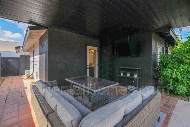 Building Photo - 5513 E Earll Dr