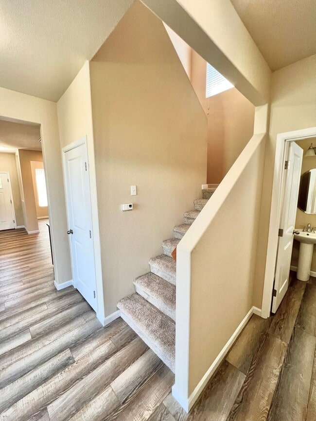 Building Photo - LIKE NEW Truly a MUST SEE! Move-in Ready
