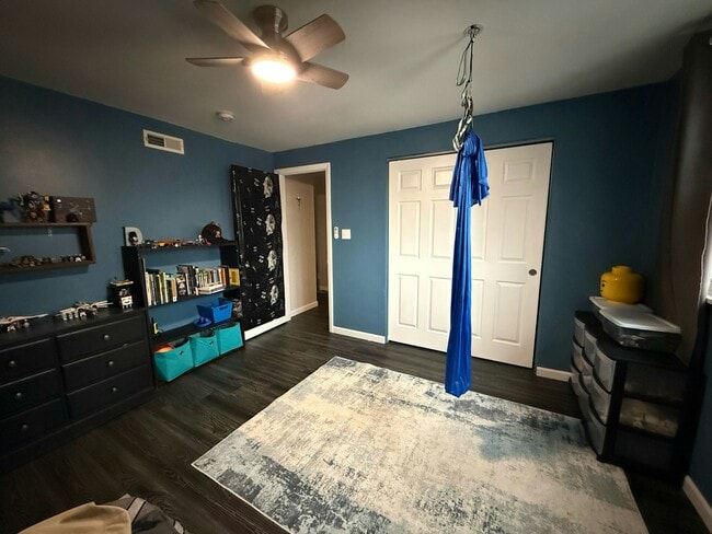 Building Photo - 5300 Saum St