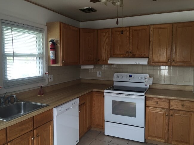 Building Photo - 4 BEDROOM, 3 FULL BATH SINGLE FAMILY HOME ...