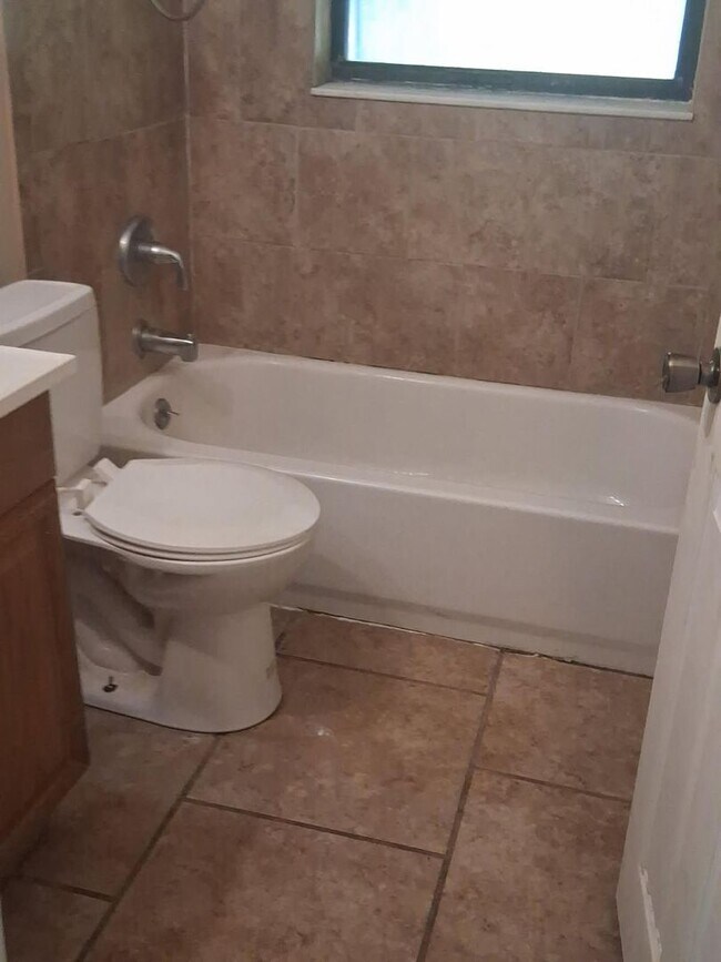 Building Photo - Central Lakeland Rental
