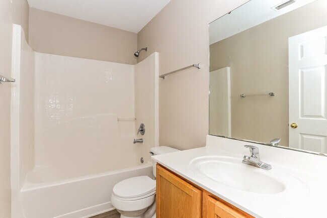 Building Photo - 98 Reeding Ridge Dr E