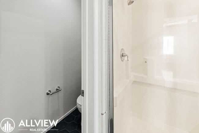 Building Photo - Rare 2 Bed 2.5 Bath Available Now!!