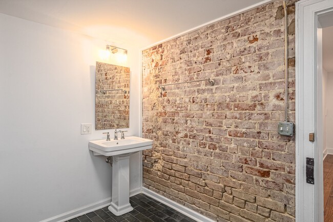 Building Photo - Renovated 2 Bedroom Carriage house off Laf...