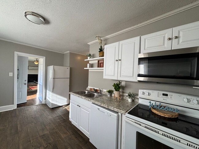 Building Photo - Coming Soon! 3 bedroom 1 bathroom house !