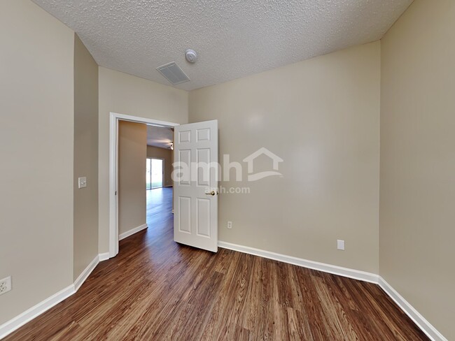 Building Photo - 10264 Lancashire Dr E