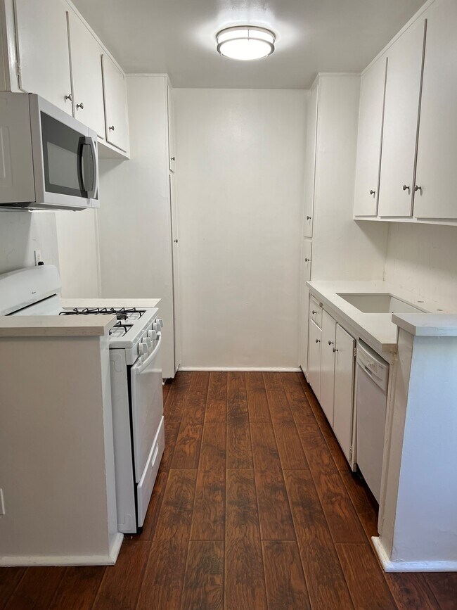 Building Photo - 4501 Vista Del Monte