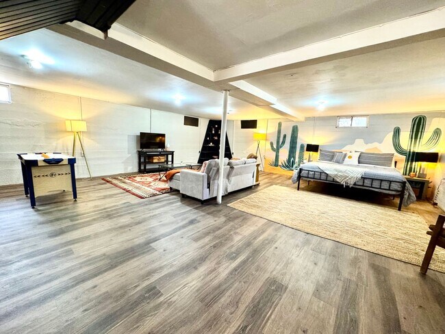 Building Photo - Blue Wall Oasis Mid-Term Rental 2/1 with a full basement