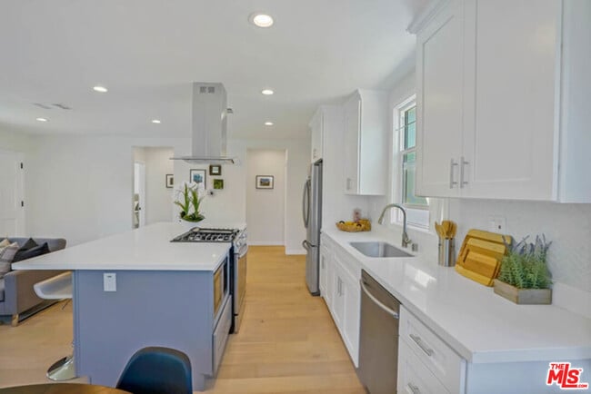 Building Photo - 3924 Tuller Ave