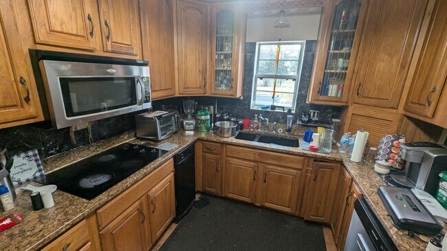 Building Photo - 710 Main St