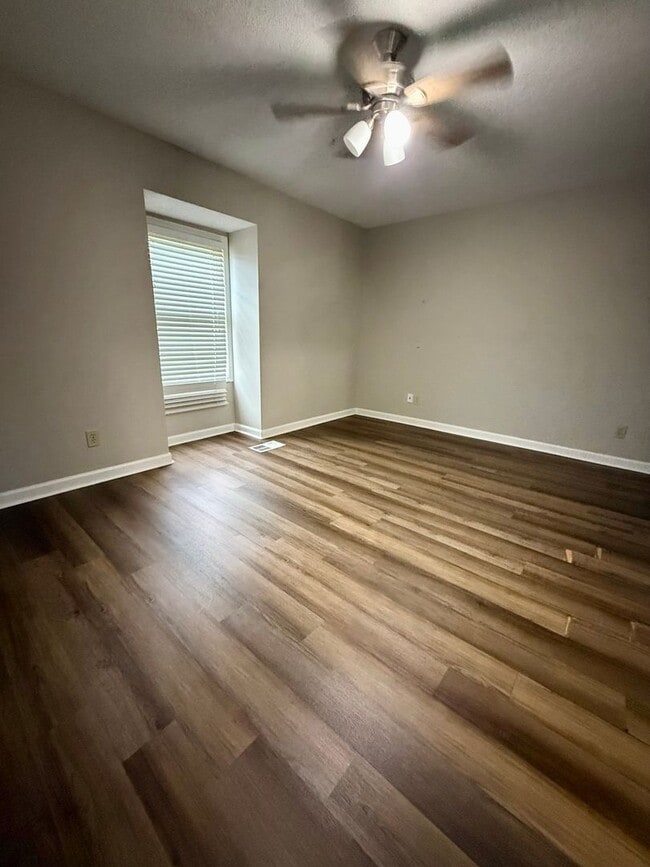 Building Photo - 2 bed / 1.5 bath townhome in Oakwood