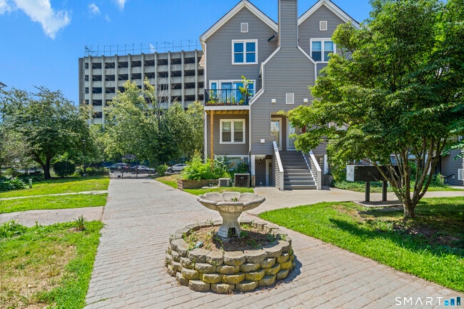 Building Photo - 136 Maple Ave