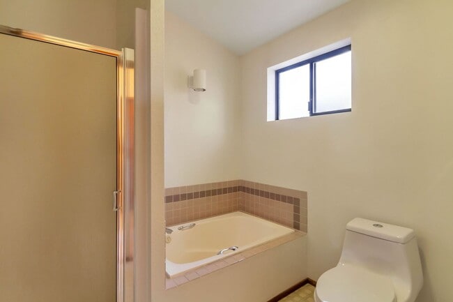 Building Photo - Sun-filled 3-bedroom, 3-bathroom single-fa...