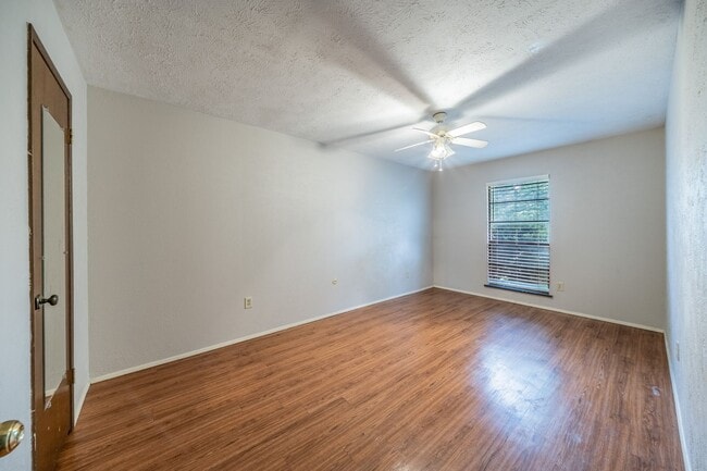 Building Photo - Move-In Ready 3-bed 2-bath!