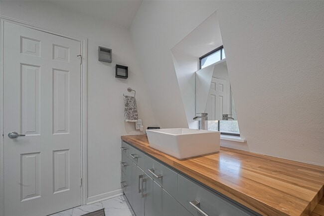 Building Photo - 5368 Brownway St