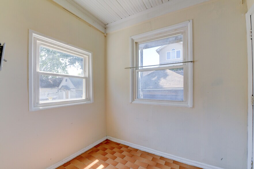 Building Photo - 433 74th St
