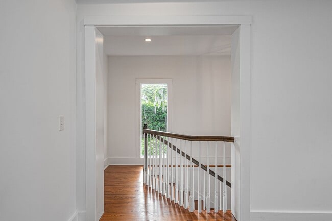 Building Photo - Renovated 2 Bedroom Carriage house off Lafayette Square
