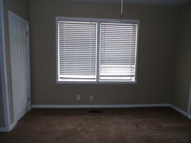 Building Photo - 900 Center St