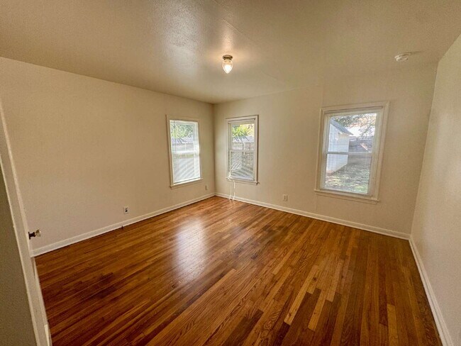 Building Photo - Updated & Charming in the Heart of North C...